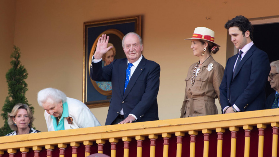 El rey Juan Carlos se retira arropado por familiares y aclamado por el público de la plaza de Aranjuez