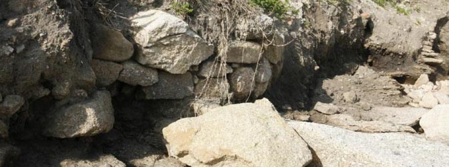 CAMBADOS-Las mareas retiran la protección de los restos arqueológicos de lo que podría ser parte de la muralla de San Sadurniño