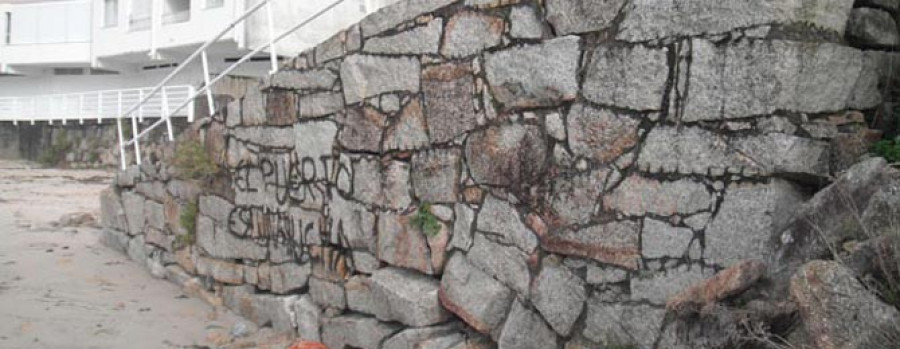 SANXENXO - El temporal desplaza el muro de contención de bajada a Panadeira