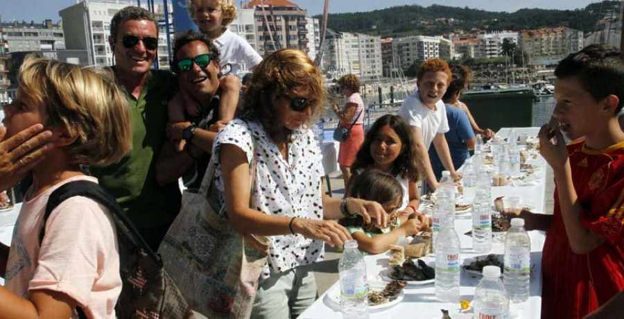 Reportaje | Sanxenxo gratifica al turista con 
el reparto de más de 600 kilos de sardinas