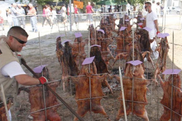 Los asistentes del Porquiño á Brasa de Amil abarrotan la Carballeira y agotan raciones