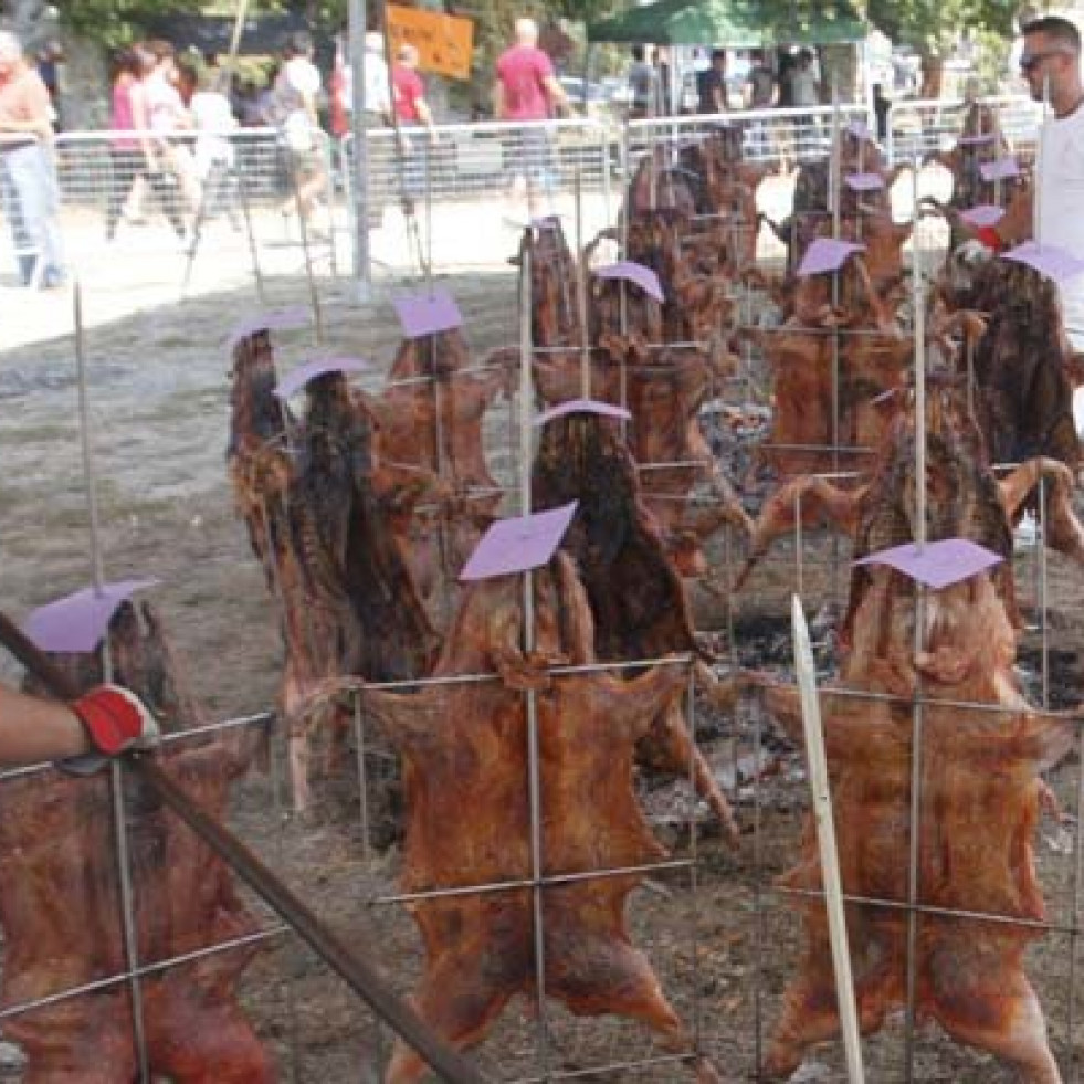 Esto es lo que incluye un lote para 20 personas de la Festa do Porquiño á Brasa de Amil