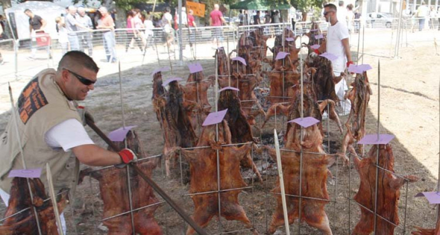 Los asistentes del Porquiño á Brasa de Amil abarrotan la Carballeira y agotan raciones