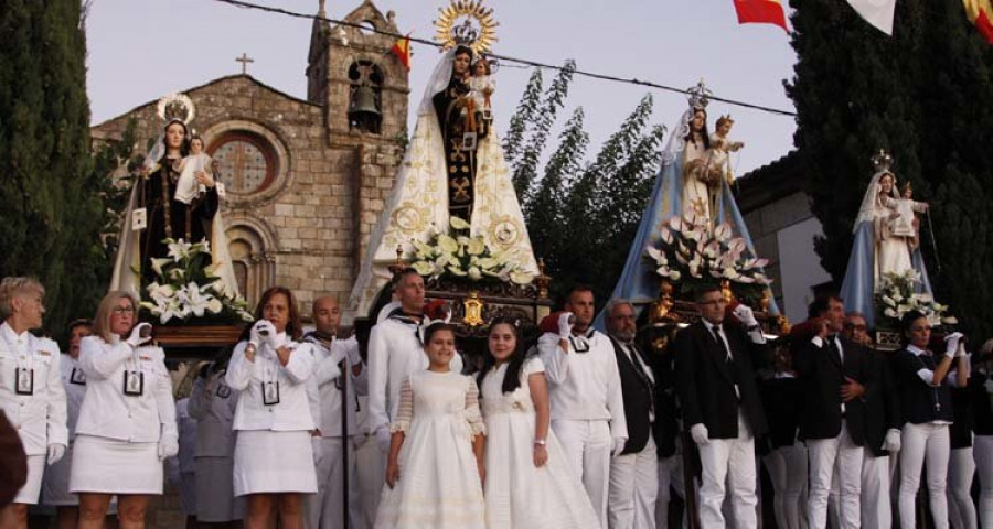 Numerosos devotos acompañan a la Virxe do Rosario en la tradicional procesión