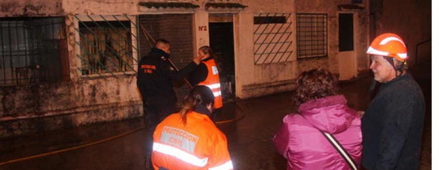 El fuego daña uno de los locales abandonados junto a la plaza de abastos