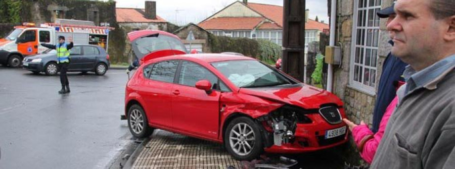 Herido leve tras empotrar su coche contra una casa en Cornazo