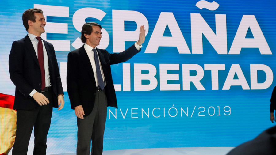 Aznar vuelve al PP y proclama a Casado como el “gran líder” del partido
