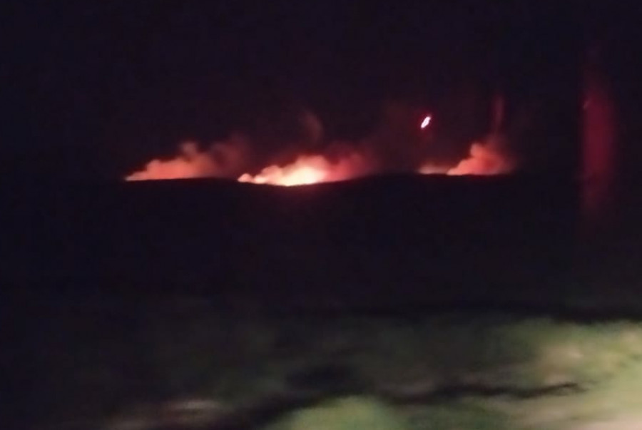 Un incendio con tres focos arrasa de noche unas 17 hectáreas de monte en la zona boirense de A Granxa