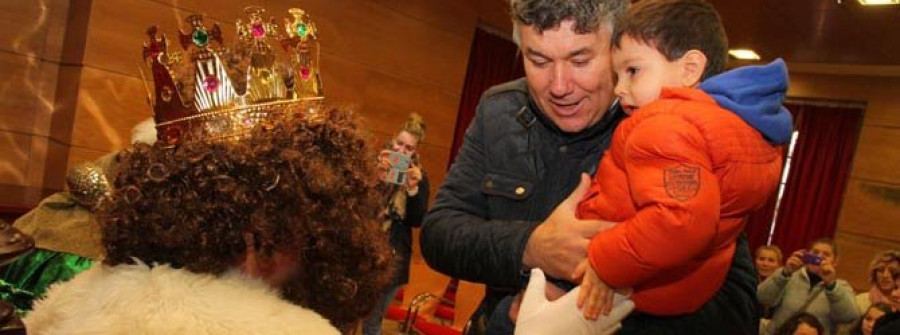 Niños y ancianos reciben en Cambados a Sus Majestades