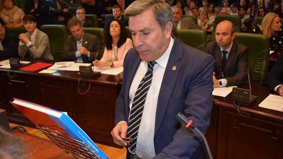 Ribeira aprueba un salario de 55.207 euros para el alcalde en un Pleno bronco