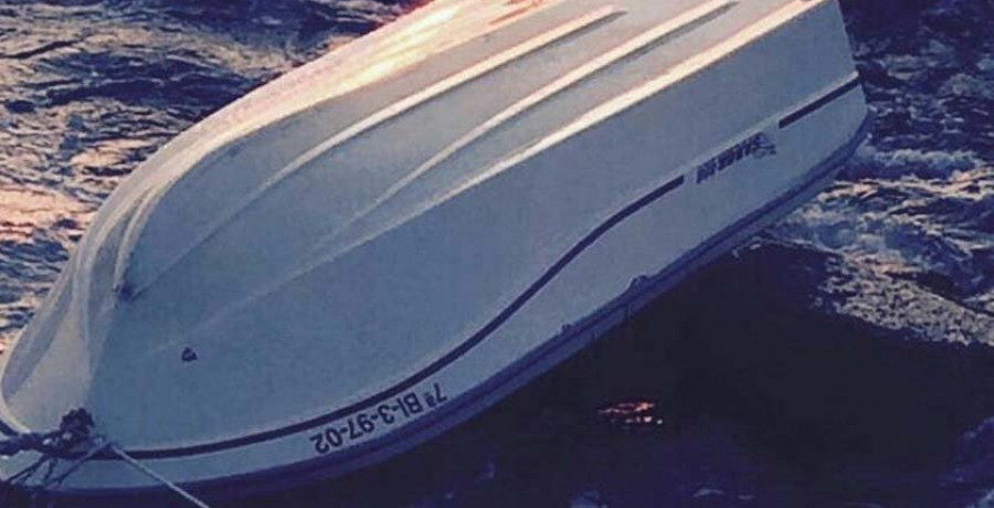 Fallece una mujer en Ribeira tras volcar el bote de recreo en el que navegaba con su marido