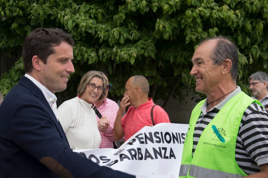 Jubilados se movilizan por unas pensiones dignas en las calles de Boiro antes del parón estival