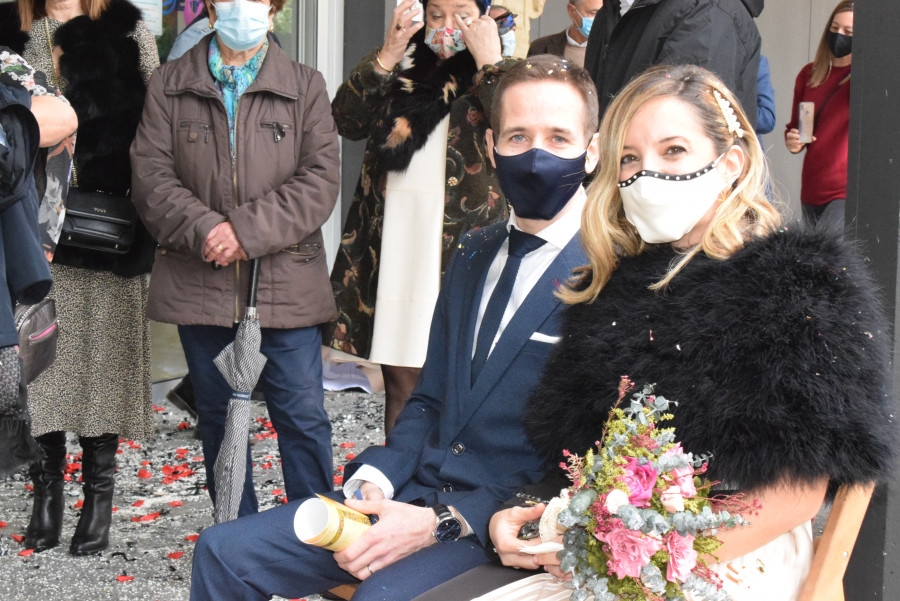 Boda aderezada con canciones de amor en Ribeira