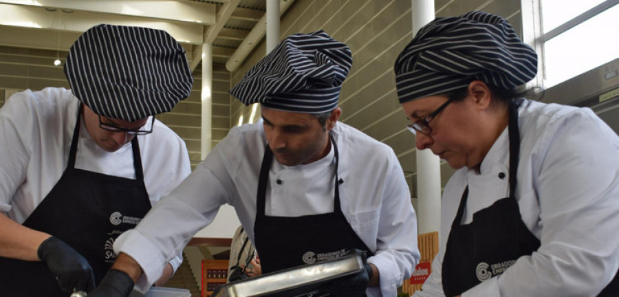 El alumnado de Hostelería de O Salnés practicó con un showcooking en la Feria Etiqueta Negra