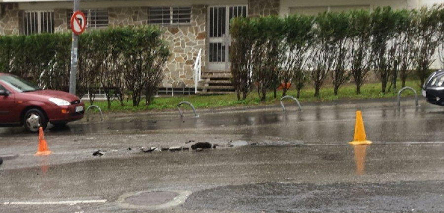 La lluvia revienta el asfalto en un tramo de Luis Rocafort y obliga a actuar de urgencia