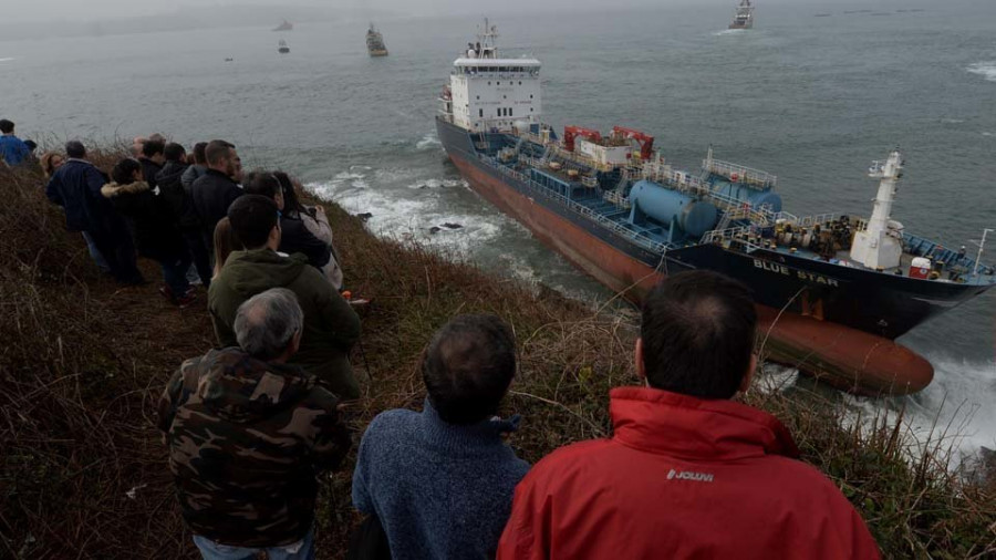 El “Blue Star” se mueve, pero no logra ser reflotado en el primer intento