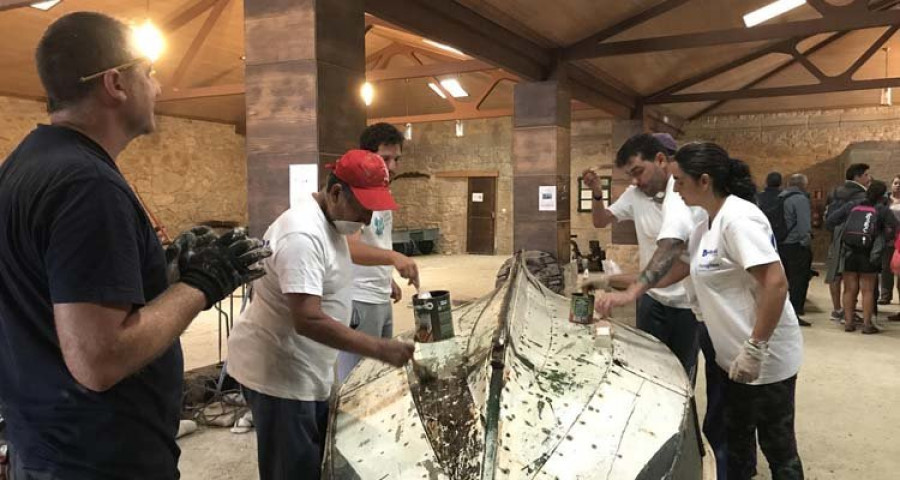 Usuarios del taller de carpintería de la UAD restauraron una dorna situada en el pazo de Sálvora