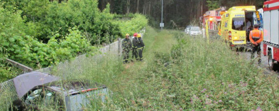 A Pobra - Una mujer de mediana edad resulta herida al salirse de la vía en el acceso de A Mercé