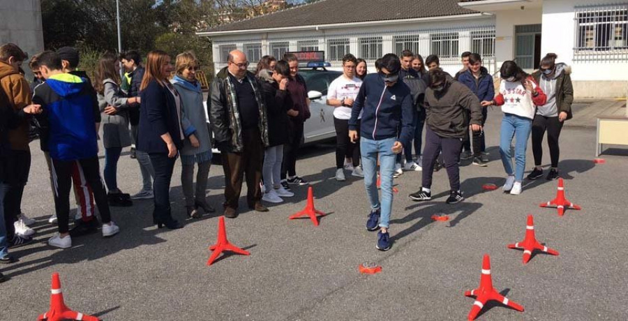 Alumnos del IES Cabanillas aprenden seguridad vial con el “Pegasus” y gafas simuladoras