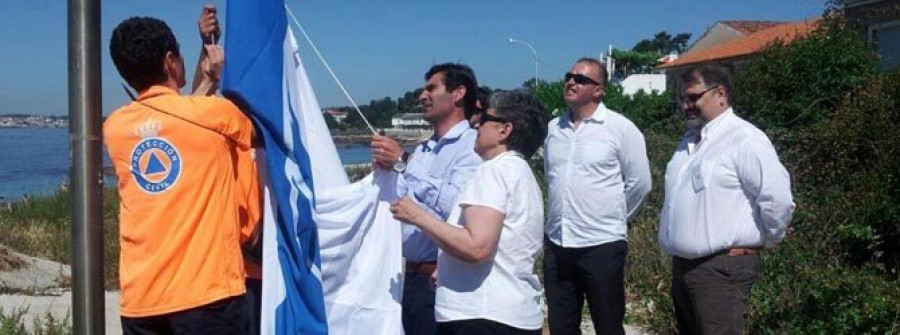 La bandera azul ya ondea en las playas de Areas, Montalvo, Canelas y Silgar