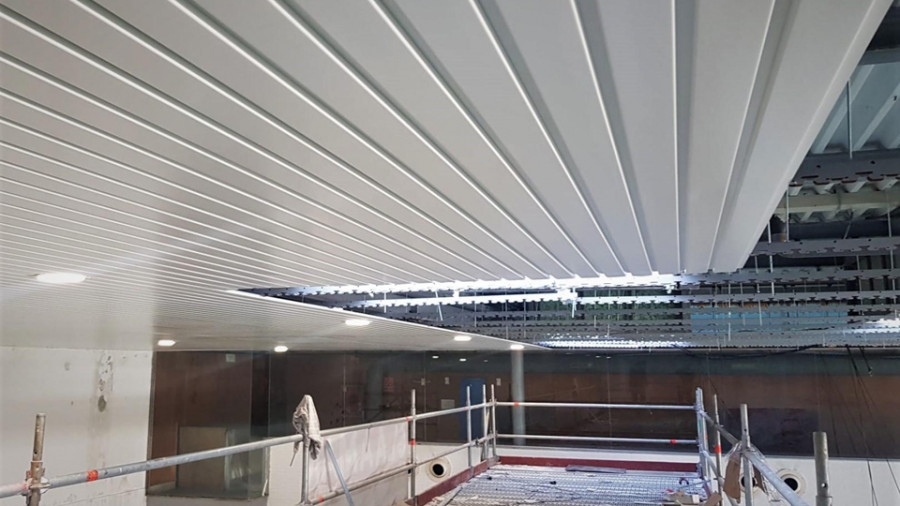 El Concello de Boiro acomete las obras de sustitución de los falsos techos de la piscina municipal