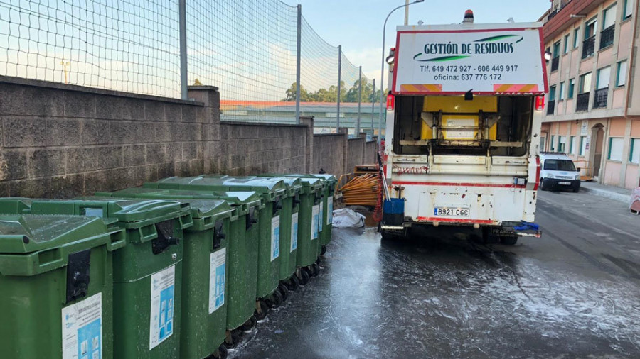 Ribadumia inicia la limpieza de casi 700 contenedores de basura de todo el municipio