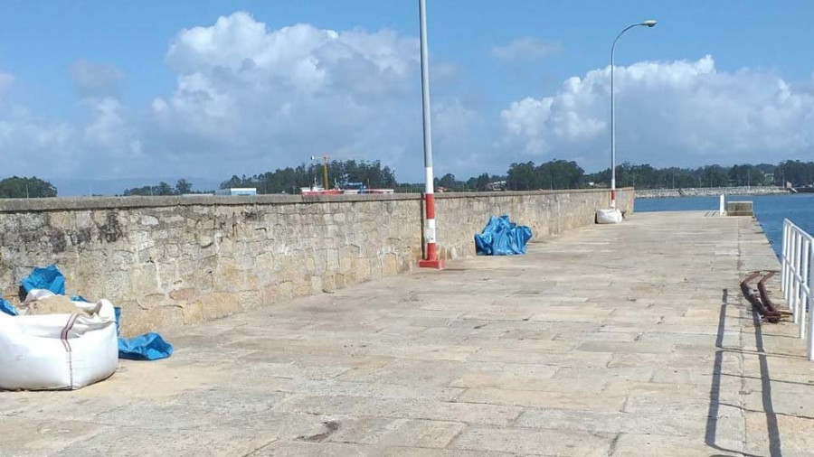 El Concello limpia el muelle viejo y vincula la demora a un “despiste” por la carga de trabajo