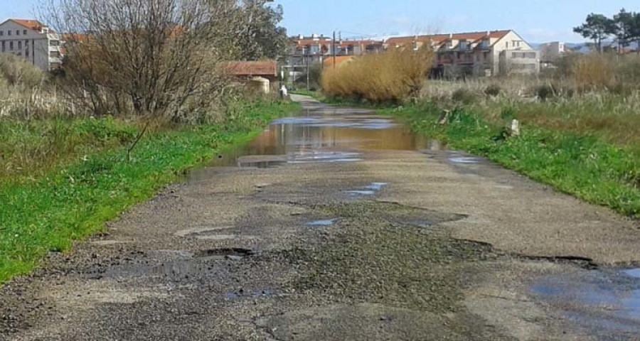 Un permiso de Carreteras retrasa la limpieza en el vial de As Salinas