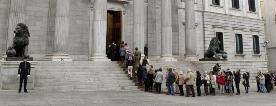 Miles de españoles lloran en el Congreso a Adolfo Suárez ante su capilla ardiente