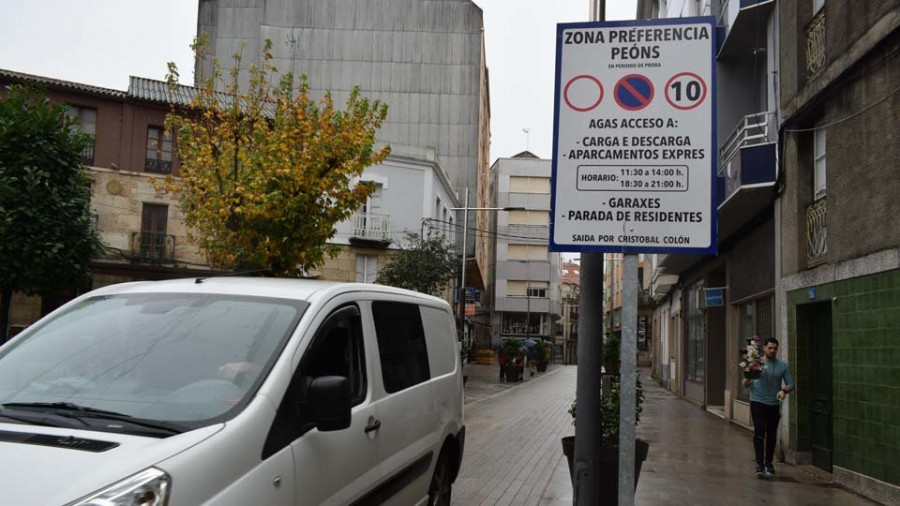 Residentes en un tramo peatonal de la Rúa de Galicia advierten de infracciones de los conductores