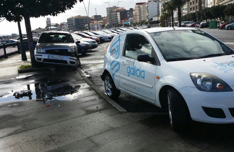 RIVEIRA - Identificado el vehículo y conductor que causó daños a otros dos coches aparcados en el Malecón