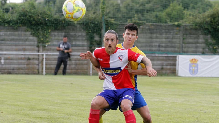 El Céltiga planta cara al Arosa pese a caer derrotado