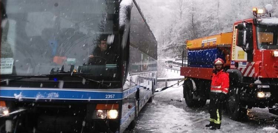 La nieve obliga a movilizar en Lugo las máquinas para acondicionar las vías