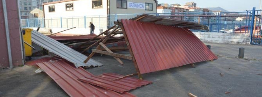 El viento arranca una cubierta metálica en el náutico y otra de metacrilato del colegio O Grupo