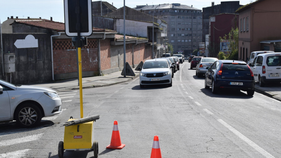 La coincidencia de dos obras agrava las retenciones en los accesos al centro de Ribeira