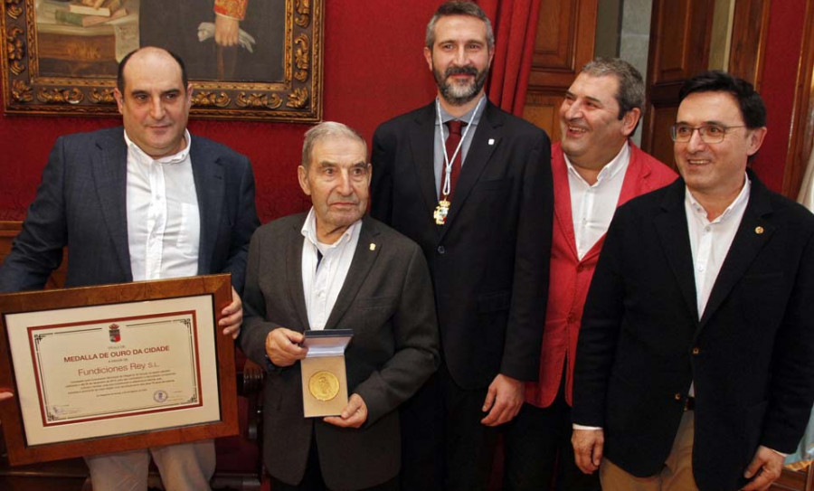 Cuatro generaciones de Rey reciben la Medalla de Oro a su tesón industrial