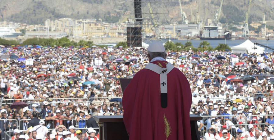 El papa advierte en Sicilia a los mafiosos de que no pueden vivir como cristianos