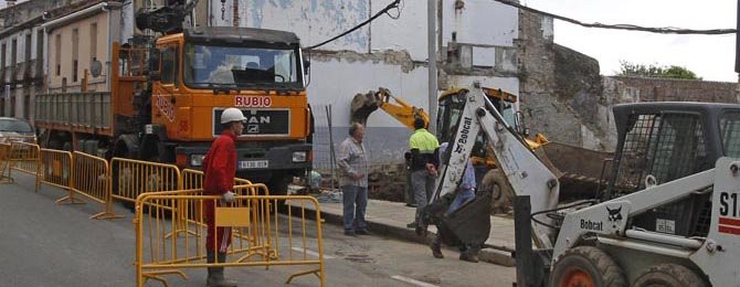 PONTECESURES - El Concello urge un plan para apuntalar la casa dañada por unas obras para evitar el derrumbe