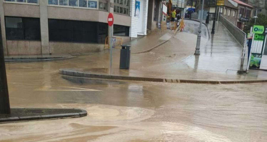 La rotura accidental de una tubería de agua provoca una “riada” en el centro de Portonovo