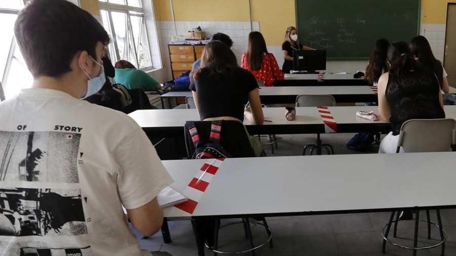 El IES Número 1 de Ribeira se planta y el alumnado no irá a clase hasta que las aulas sean seguras