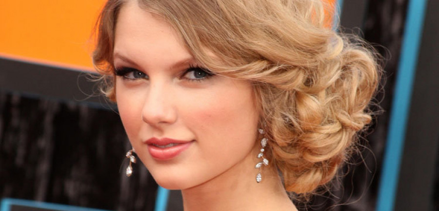 Taylor Swift sorprende a uno de sus seguidores “colándose” en su boda