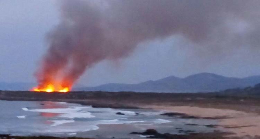 Un incendio en Teira arrasa 
tres hectáreas de monte raso 
tras más de cinco horas activo