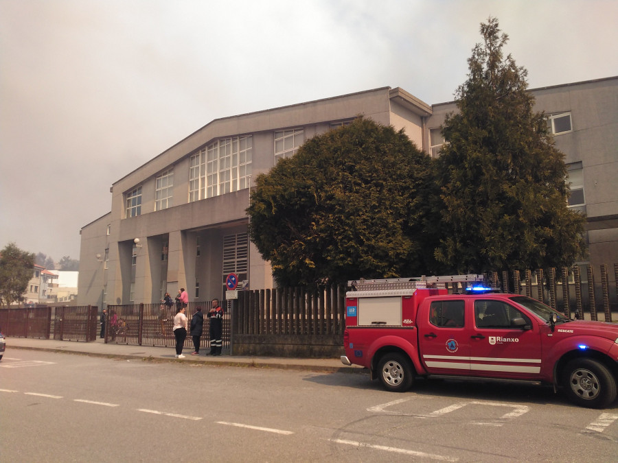 El incendio forestal que afecta a más de 600 hectáreas en Rianxo y Dodro obliga a desalojar el IES Felix Muriel por precaución