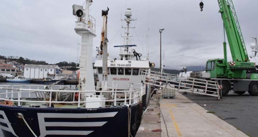 Herido un mecánico cuando procedía a la reparación de un pesquero en el muelle de Ribeira