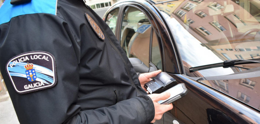 La Policía Local de Riveira utiliza dispositivos PDA para tramitar denuncias y control de zona azul