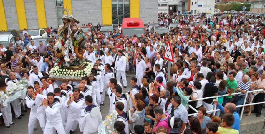 Fervor por la Virgen del Carmen en A Illa en una multitudinaria procesión