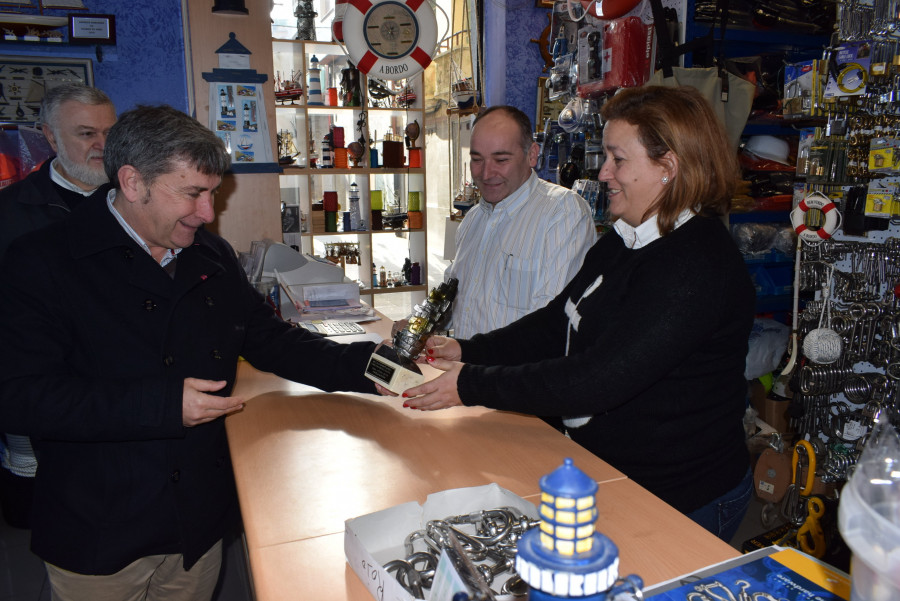 Suministros Navales Santa Uxía y Botter ganan los concursos de decoración de Navidad en Ribeira