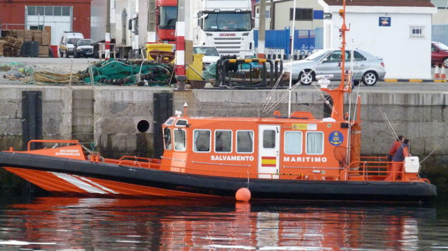 Evacuan al hospital al tripulante accidentado en un barco bateeiro que estaba al este de Ribeira