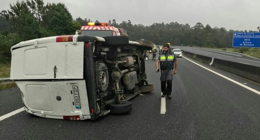 Herido el joven conductor de una furgoneta en una de las tres salidas de vía de ayer en la Autovía do Barbanza