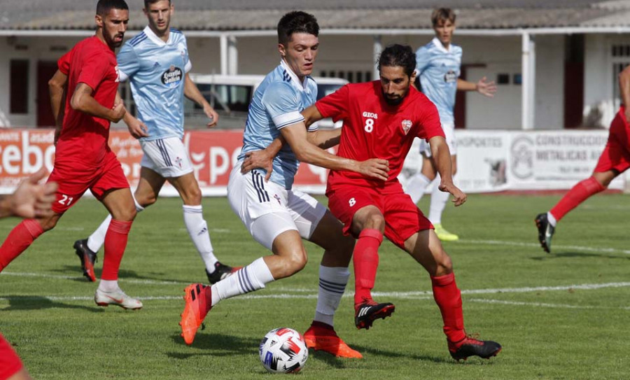 El Arosa pierde ante el Celta B en su regreso a A Lomba tras 325 días